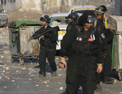 قوات الاحتلال تحاصر بلدة العيساوية شرقي القدس