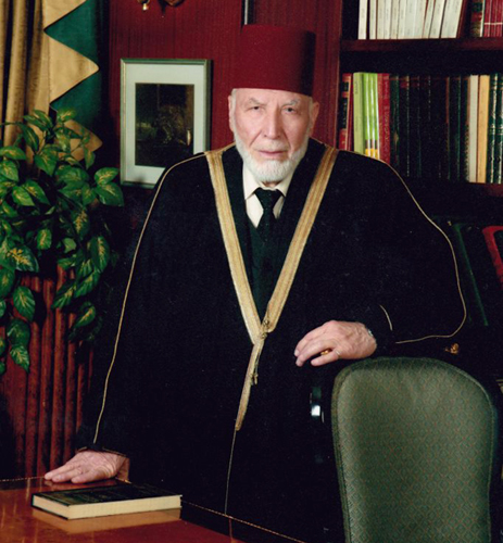 الشيخ الشريف يمضي حياته بين مسجدي الأقصى والملك المؤسس في عمان