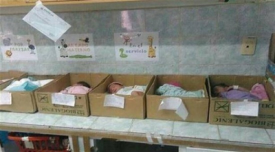 مستشفى يحتفظ بالأطفال في صناديق كرتونية مستشفى يحتفظ بالأطفال في صناديق كرتونية