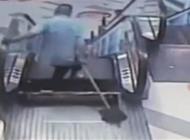 بالفيديو: عامل تنظيف يخسر ساقه بعد أن علقت في سلم كهربائي بالفيديو: عامل تنظيف يخسر ساقه بعد أن علقت في سلم كهربائي