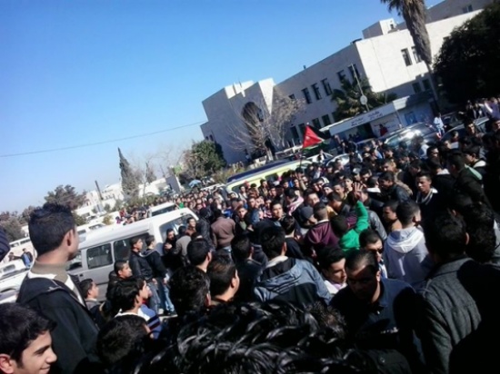 إربد : توقيف 3 طلاب  " توجيهي " رشقوا دورية شرطة