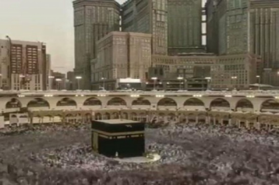 شاهد.. تصوير مذهل بطريقة “تايم لابس” لصلاة المغرب من المسجد الحرام