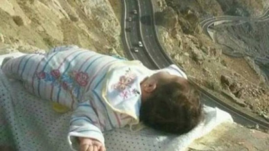 صورة مرعبة.. لماذا تُرك "رضيع" على حافة جبل شاهق؟ صورة مرعبة.. لماذا تُرك "رضيع" على حافة جبل شاهق؟