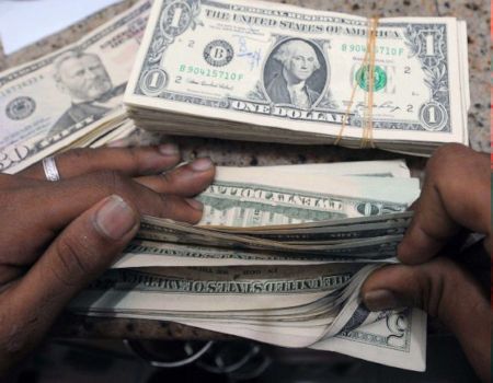 الدولار يعوض بعض خسائره والتفاؤل بشأن اليونان يدعم اليورو