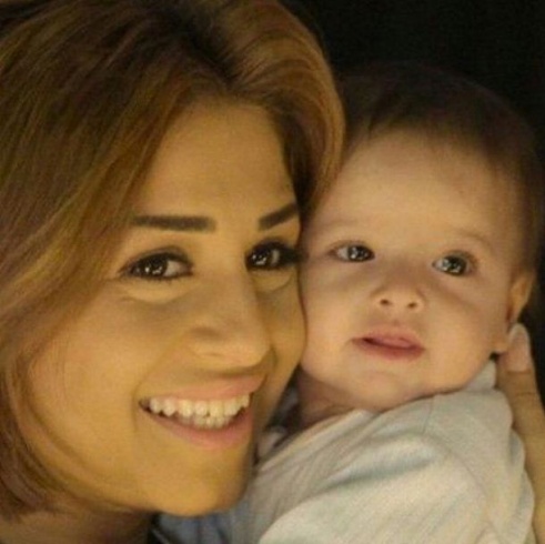 الصورة الأولى لمنة فضالي وابنها الصورة الأولى لمنة فضالي وابنها