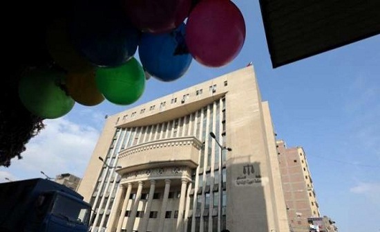 مصرية تطالب بخلع زوجها بعد ما تسببت خفة دمه بشلل أمه!