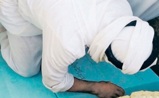 السعودية تشهد أول دفن لمتوفى بفرش القبر بـ الفلين المضغوط!