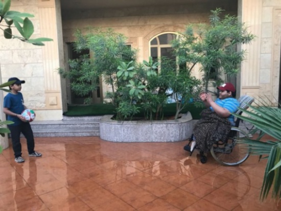 قصة محمد .... طفل قهر إعاقته بمساعدة أخيه علي .. تعرف عليهما