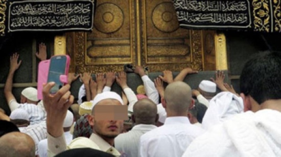 "السيلفي" تلقى رواجا كبيرا في الحج ... وتثير جدلا "السيلفي" تلقى رواجا كبيرا في الحج ... وتثير جدلا