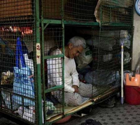 الأقفاص المعدنية.. الوجه الأسود لهونج كونج ( فيديو وصور )