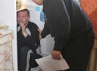 بالفيديو: شطيرة بيتزا تكشف صاً اختبأ داخل ثلاجة