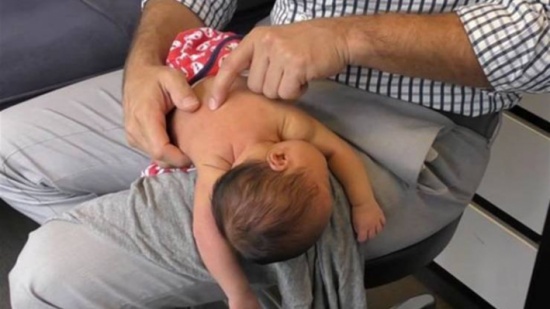 فيديو| عالج رضيعة تُعاني من "المغص" الحادّ بلحظةٍ واحدة!