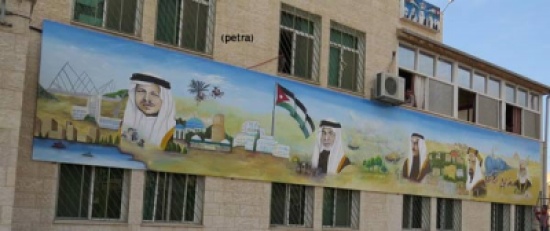تربية الكورة تحتفل بتعليق لوحة فنية جدارية عن إنجازات الهاشميين