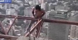 فيديو :يمارس التمارين معلقا