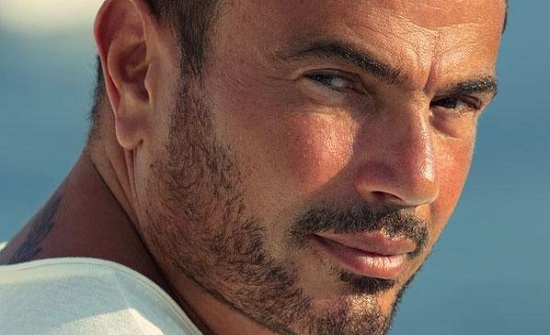 بالفيديو : شاهدوا عمرو دياب يضرب حارسه أمام الجمهور بسبب ما فعله على المسرح بالفيديو : شاهدوا عمرو دياب يضرب حارسه أمام الجمهور بسبب ما فعله على المسرح