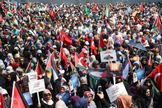 عشرات الآلاف من الأتراك يتظاهرون بإسطنبول نصرة للأقصى عشرات الآلاف من الأتراك يتظاهرون بإسطنبول نصرة للأقصى