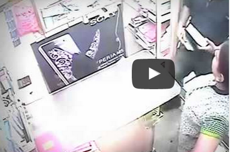 شاهد.. فتاة تسرق هاتف بطريقة ماكرة