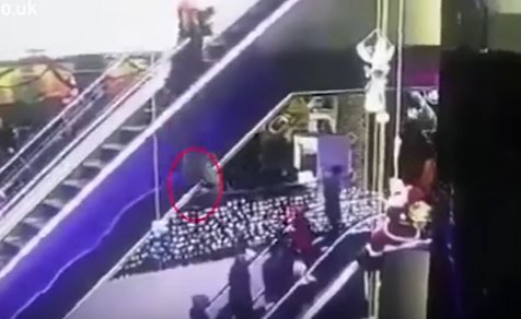 رضيع يلقى حتفه إثر سقوطه من درج متحرك بعد تعثر أمه