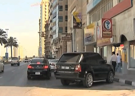 شرطة تقوم بسرقة سيارات