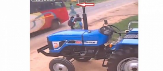 فيديو| امرأة تنتحر بإلقاء نفسها أمام حافلة مسرعة!!