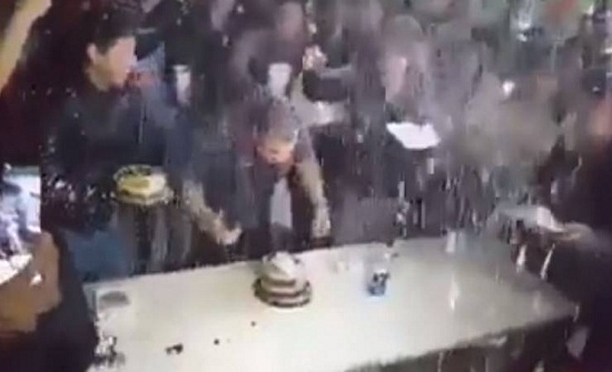 فيديو| حفل عيد ميلاد يتحول لفوضى عارمة