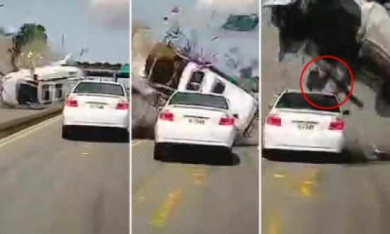 بالفيديو: سيارة تنقلب 7 مرات في الهواء وسائقها ينجو بالفيديو: سيارة تنقلب 7 مرات في الهواء وسائقها ينجو