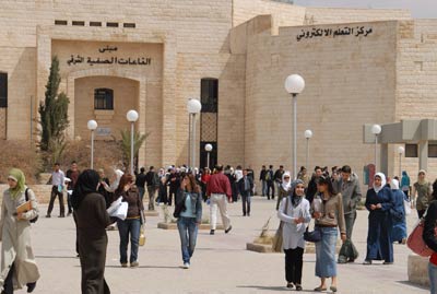 انهاء اعتصام طلبة الهاشمية الخاص بالرسوم انهاء اعتصام طلبة الهاشمية الخاص بالرسوم