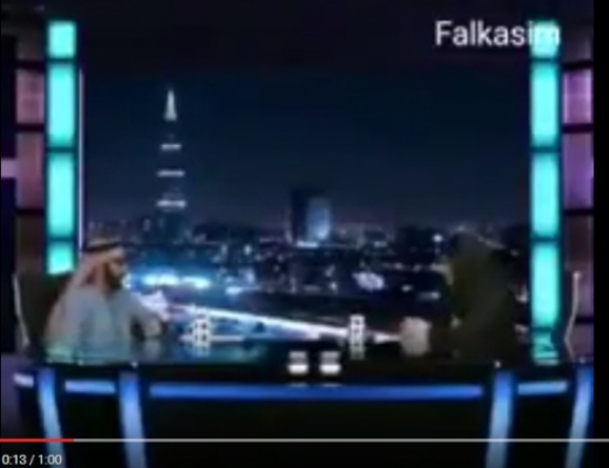 بالفيديو.. ضيف يتغزل بمذيعة حسناء على الهواء: «خدود ناقة ومنخار بقرة» بالفيديو.. ضيف يتغزل بمذيعة حسناء على الهواء: «خدود ناقة ومنخار بقرة»