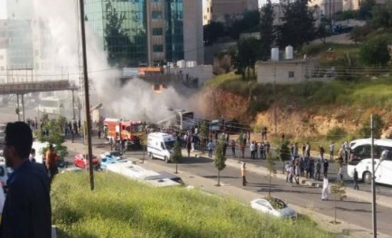 بالصور: احتراق حافلة ركاب في عمان