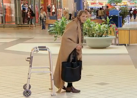 السيدة المسنة والحذاء