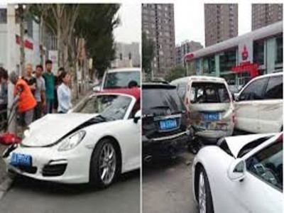 امرأة تدمر سيارتها الفاخرة الجديدة بعد شرائها بثوان امرأة تدمر سيارتها الفاخرة الجديدة بعد شرائها بثوان