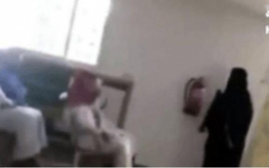 امرأة تقتحم مستشفى اليمامة بسلاح رشاش