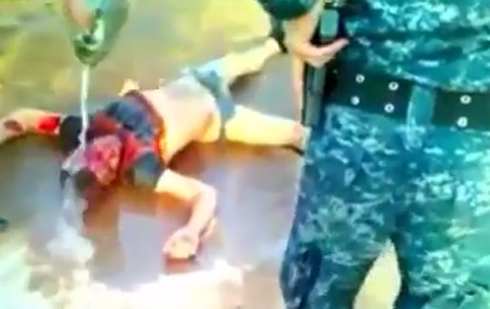 شيعة في العراق يقتلون شابا ويسحلونه لأن اسمه عمر ( فيديو ) شيعة في العراق يقتلون شابا ويسحلونه لأن اسمه عمر ( فيديو )