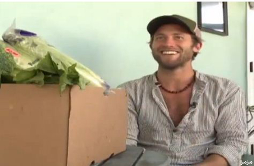 شاب يأكل النفايات!!