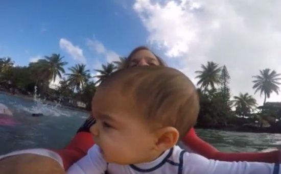 شاهد. طفل عمره 9 أشهر يهوى ركوب الأمواج