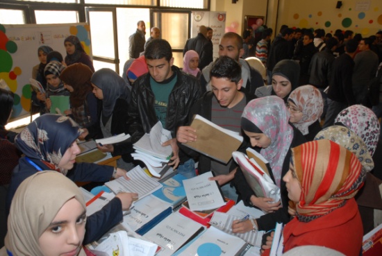 الدكتور بني هاني يفتتح حملة لتبادل الكتب ويؤكد أهمية التكافل الطلابي