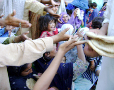 الهلال الاحمر يباشر مشروع توزيع الخبز على اللاجئين السوريين