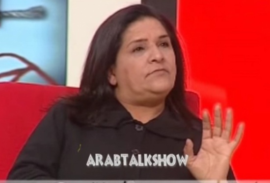 بالفيديو / زوجة تضرب زوجها وتقول انا ربيته وهو خاتم باصبعي