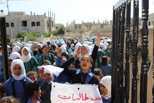 بالصور : طالبات في إربد يعتصمن للمطالبة بمدرسة بالصور : طالبات في إربد يعتصمن للمطالبة بمدرسة