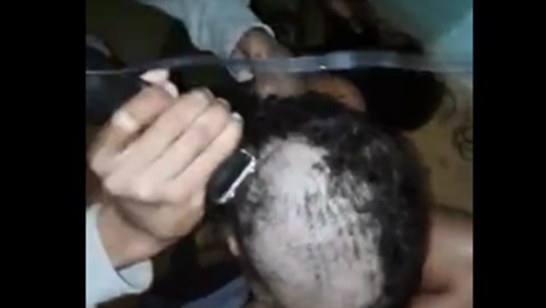 عقاب قاس لفتاتين بعد ضبطهما متلبستان بالسرقة (فيديو)