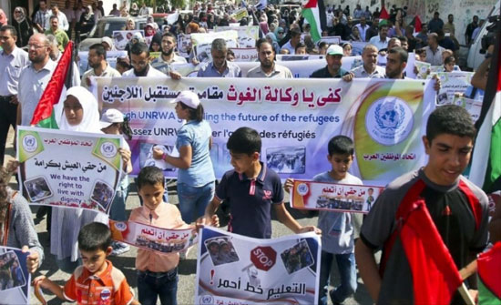 تظاهرة حاشدة في غزة لموظفي الاونروا رفضا لسياساتها التقليصية