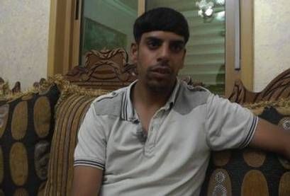ضابـط إسرائيلـي يجبـر شاب علـى شرب الخمـر تحت تهديد السلاح ضابـط إسرائيلـي يجبـر شاب علـى شرب الخمـر تحت تهديد السلاح