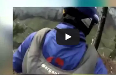 شاهد.. مصرع شاب قفز من أعلى منحدر جبلي