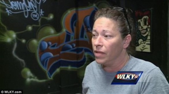 عامل يتعرض لطعنة ويصرّ على إيصال البيتزا للزبون