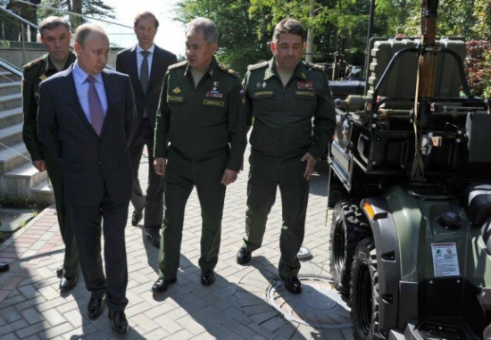 شاهد: مقبض سيارة يُحرج بوتين ويفسد استعراضاً عسكرياً