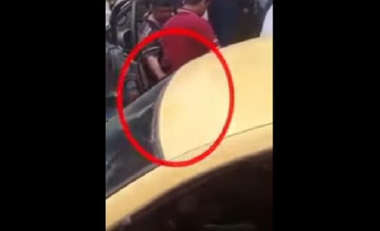 شاهدوا بالفيديو / كيف اعتدى سائق باص في الزرقاء على مواطنين وسرق رجل بحث جنائي