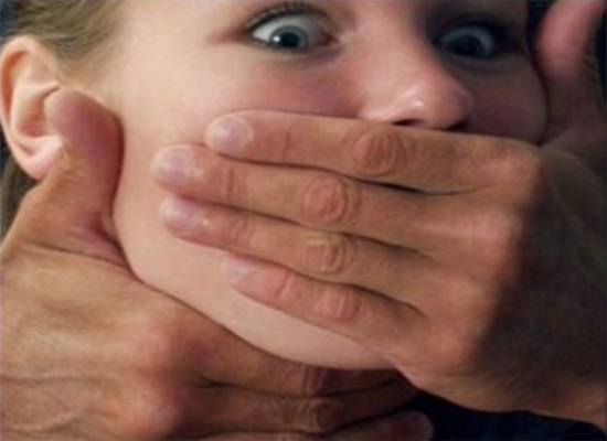 الاشغال الشاقة لمصريين حاولوا الاعتداء على فتاة بالتعاقب داخل " مول" في عمان