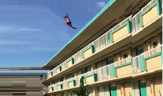 شاهد: متهور يقفز من أعلى فندق في حمام السباحة