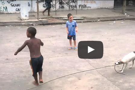 شاهد..  لقطات طريفة لكلب يلعب مع أصحابه بالحبل