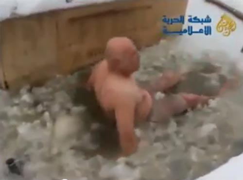 بالفيديو : عجوز " خارق " يسبح في الجليد بالفيديو : عجوز " خارق " يسبح في الجليد